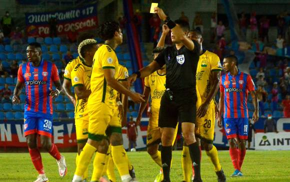 El partido entre Unión y Bucaramanga se tuvo que suspender tras agresión de los hinchas. FOTO DIMAYOR