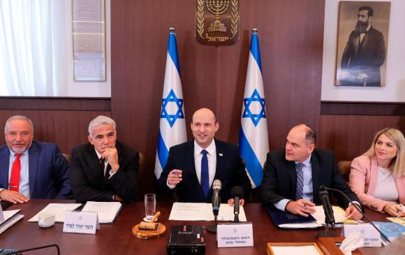 Naftalí Benett (en el centro) es un ultranacionalista que lidera la coalición oficialista. Fue discípulo de Netanyahu, quien ahora será su oposición.FOTO AFP