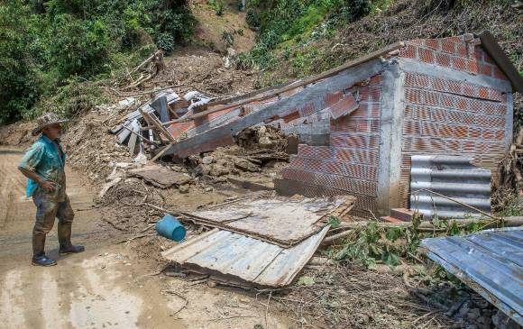 En el municipio de Ituango, en la subregión del Norte antioqueño, las fuertes lluvias generaron derrumbes en su vía de acceso y varias viviendas destruidas. FOTO Juan Antonio Sánchez