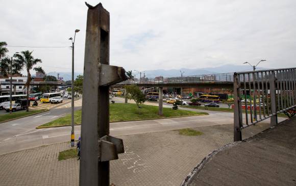 Al puente de La Minorista le arrancaron los barandales y los pasamanos. Foto: Jlio César Herrera. 