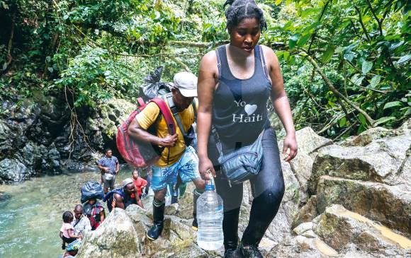 Los migrantes cargan agua y otras provisiones para soportar el paso de seis días por el Tapón del Darién. Sufren de desidratación y algunas heridas causadas al caminar. 