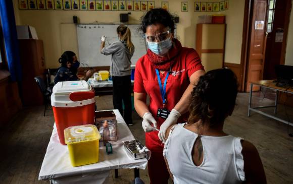 En Chile se adecuaron espacios como escuelas y parqueaderos de centros comerciales para llevar a cabo el plan nacional de vacunación. FOTO Getty
