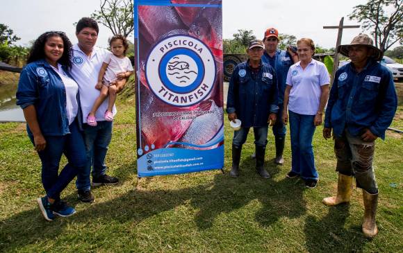 A su izquierda, Jiseth Córdoba, Jovanni Giraldo y su hija. Más a la derecha, Julio y Miriam, padres de Jovanni, y José, amigo de la familia. Cierra uno de sus colaboradores. Foto: Julio César Herrera. 