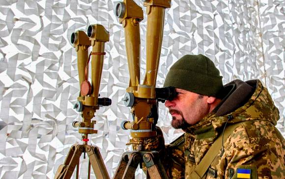 Soldados de Ucrania realizan ejercicios militares, al tiempo que sus vecinos de Rusia mueven tropas en las fronteras. FOTO: EFE