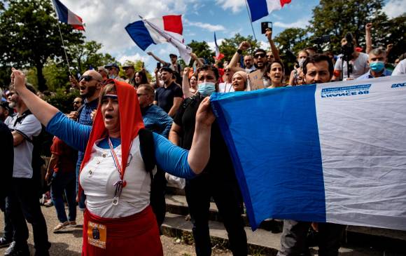 Algunas personas se reunieron en Place Trocadero, cerca a la Torre Eiffel. Foto: EFE