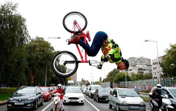 Juan Pablo Rojas haciendo acrobacias en las calles de Zagreb. FOTO EFE