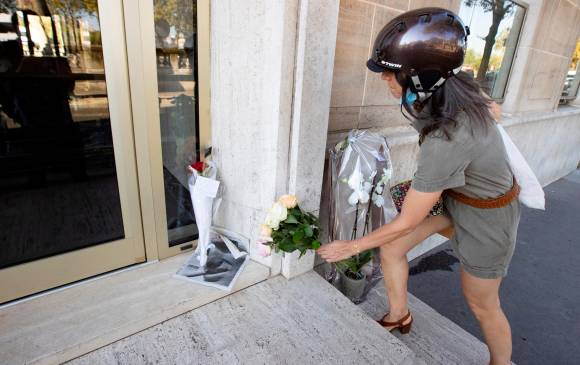 Los aficionados franceses dejan flores en la residencia del actor en París. FOTO EFE.
