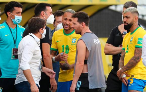Lionel Messi y Neymar dialogando con las autoridades. FOTO efe