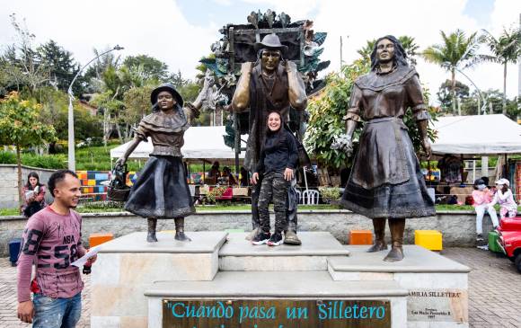 Así se ve la escultura del silletero actualmente. FOTOS Jaime Pérez Y Archivo
