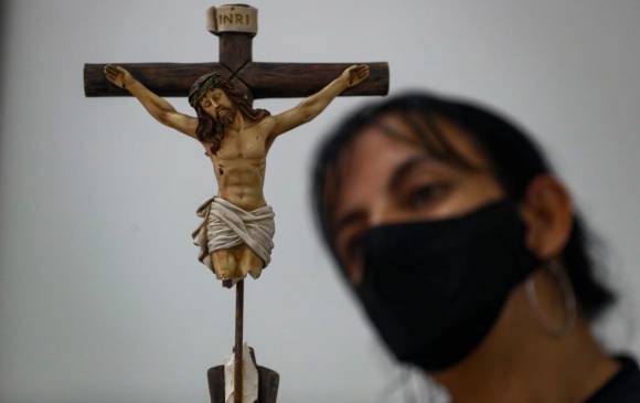 Tras un acto de vandalismo en la notaría ocho, quedó un Cristo sin piernas, lo que tiene al notario en dudas sobre si deshacerse de la escultura o dejarla allí como símbolo de la situación social del país. FOTO MANUEL SALDARRIAGA