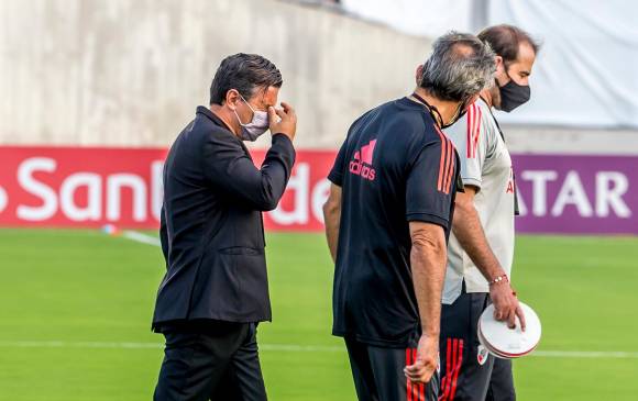 El técnico de River Plate, Marcelo Gallardo, se vio afectado por los gases lanzados a las afueras del estadio Romelio Martínez. FOTO CONMEBOL