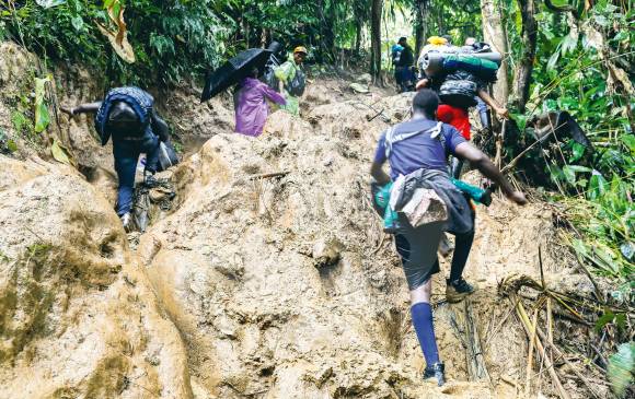 La Loma es la primera subida que se encuentran los migrantes en el camino a la frontera con Panamá. Este lodazal es una de las trochas más duras para los migrantes.