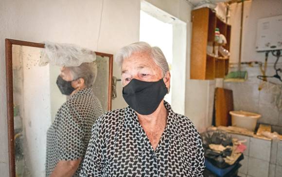 María Alicia Maquiu vivió durante 60 años en el barrio Villa Guadalupe, de la comuna Manrique. Hace un mes dejó su casa debido a las grietas que amenazan con un colapso. FOTO CAMILO SUÁREZ