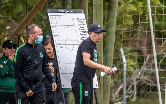 Alejandro Restrepo analiza, junto al Comité de Fútbol, las opciones de jugadores que pueden llegar al club. FOTO Juan a. sánchez