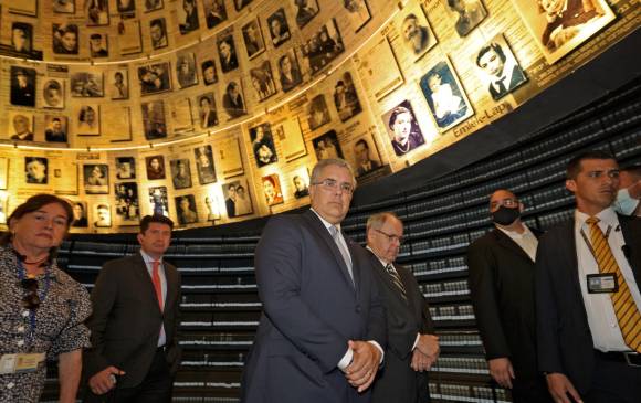 En medio de su visita oficial a Jerusalén, el presidente Iván Duque visitó el Museo del Holocausto y rindió un homenaje a los 6 millones de judíos que fueron asesinados por los nazis. FOTO AFP