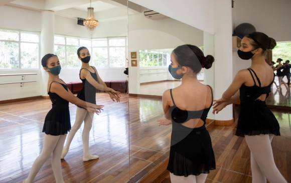 Además de bailar ballet clásico, Mariana y Martina tienen clases de neoclásico y contemporáneo. FOTOS Camilo Suárez