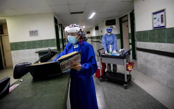 La alta cantidad de contagiados por el pico de la pandemia tienen en ascuas al sistema de salud en el país. FOTO JULIO CÉSAR HERRERA