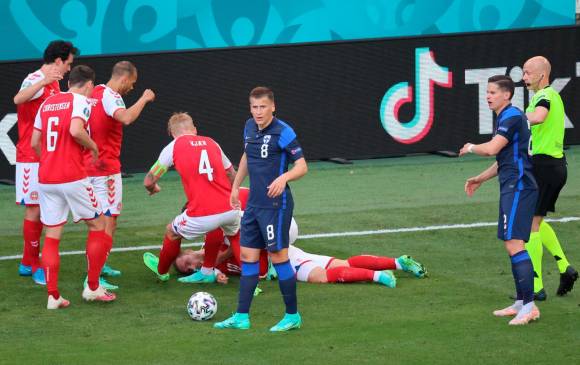 Susto en el fútbol: Cristian Eriksen se desplomó en partido de la Eurocopa