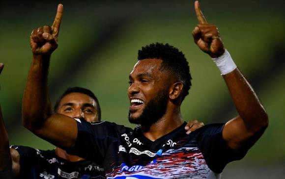 Miguel Ángel Borja celebra el tanto que marcó en la victoria de Junior como visitante ante Caracas por la Copa Libertadores. FOTO TOMADA DE @LIBERTADORES