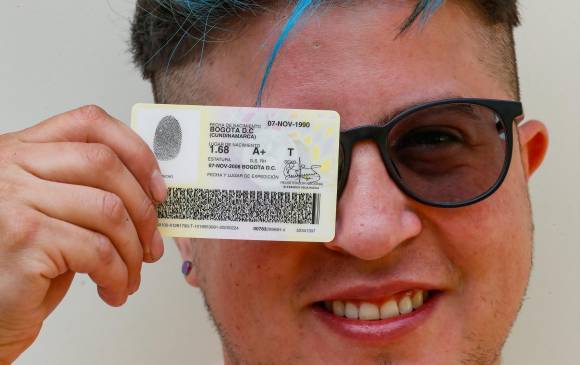 Mike Durán recibió este 16 de marzo su nueva cédula en la que se le reconoce como persona trans. FOTO Manuel Saldarriaga 