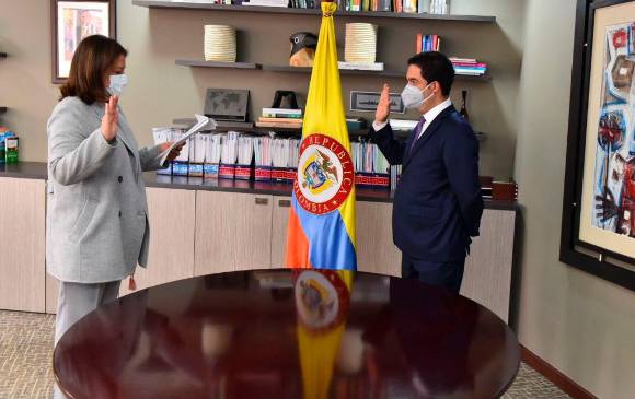 La ministra de Comercio, María Ximena Lombana, posesionó al nuevo viceministro de Comercio Exterior Andrés Cárdenas Muñoz. FOTO cortesía