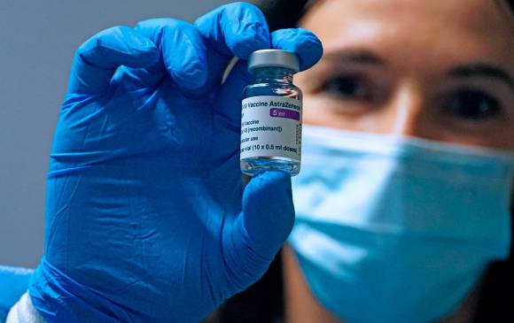 Colombia negoció de manera directa 10 millones de dosis desarrolladas por Astrazeneca. FOTO: Efe