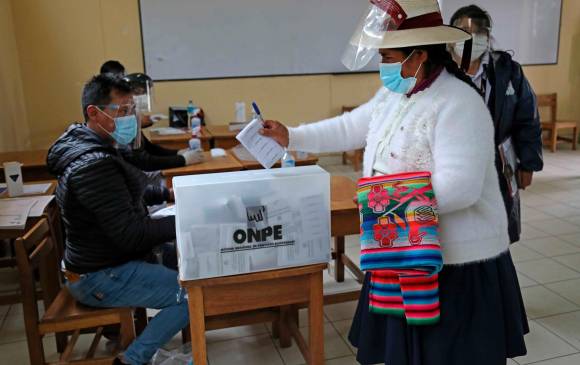 En Ecuador se llevó a cabo la segunda vuelta presidencial. En Perú la primera vuelta y la renovación del Congreso. Resultados se comenzaron a conocer en la noche del domingo. FOTO EFE