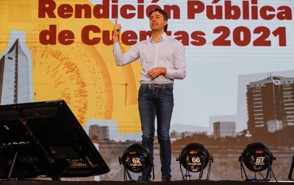 En el acto de rendición de cuentas de su gestión, el alcalde Daniel Quintero utilizó la canción Amor por Medellín, lo que disgustó a la fundación creadora y dueña del tema. FOTO MANUEL SALDARRIAGA