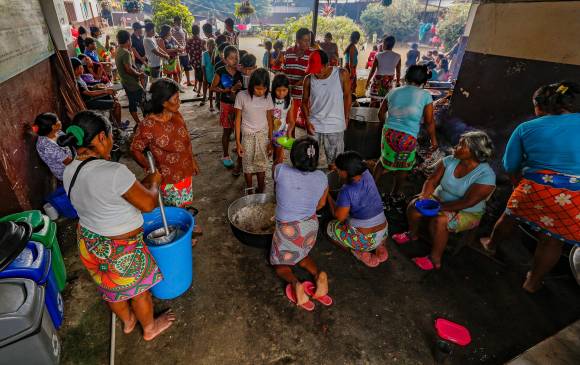 El retorno a sus tierras de los indígenas que están Bahía Solano estaba prevista para este miércoles, pero se tuvo que aplazar. Están en una escuela del corregimiento de El Valle, en Chocó. FOTO: Manuel Saldarriaga.