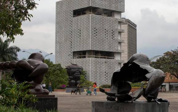 Las tres sancionadas asumieron cargos directivos en la EDU durante 2013 - 2014. En la imagen, la sede de la entidad. FOTO Jaime Pérez