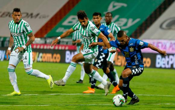 Acción del partido ante Chicó, en el Atanasio Girardot. Por Nacional aparecen Jonathan Álvez y Álex Castro, quienes llegaron este año a reforzar el ataque. La próxima presentación será frente al Once Caldas, dentro de ocho días. FOTO cortesía dimayor