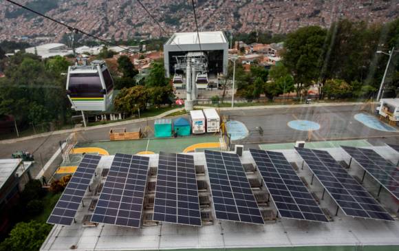 El aprovechamiento de los techos del Valle de Aburrá para la instalación de paneles solares hace parte de las alternativas para reducir la dependencia de la energía hidroeléctrica. Cambio sería gradual. FOTO Camilo Suárez
