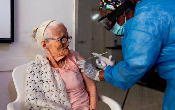 Las terceras dosis se destinarán, por el momento, a mayores de 70 años y población con comorbilidades. FOTO Carlos Velásquez