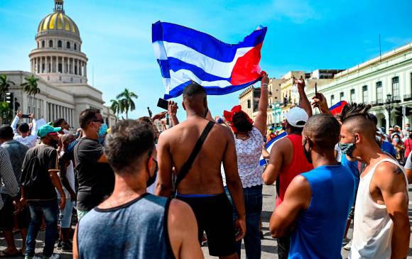 Miles de cubanos salieron a las calles el pasado domingo a protestar contra la situación económica de la isla. Los reclamos incluyeron exigencias de libertad política e incluso la salida del gobierno comunista de Miguel Díaz - Canel. FOTO AFP