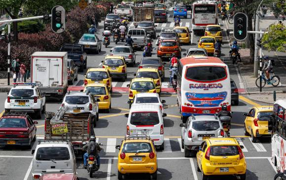 Los trancones de la temporada han perjudicado a los transportadores. La recomendación para la gente es no hacer compras en horas pico y, en cambio, salir en la noche. FOTO manuel saldarriaga