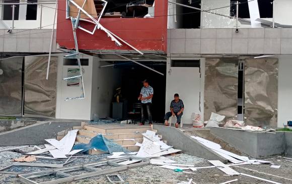 Hoy, cuatro días después del atentado con el carrobomba en Saravena, Arauca (foto), aún siguen los escombros en la zona de la detonación. Sus habitantes temen otro atentado. FOTO CORTESÍA