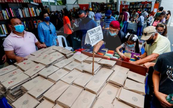 Los libros sorpresa valen 5.000 pesos cada uno y pueden ser novelas, cuentos, poesía o filosofía. Foto: Manuel Saldarriaga
