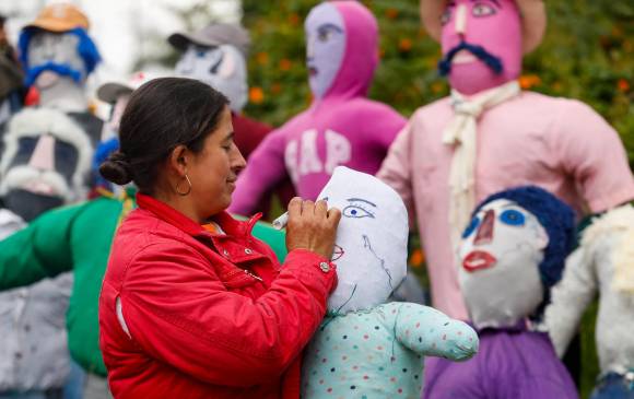 La tradición de los muñecos de año viejo se niega a desaparecer en Antioquia