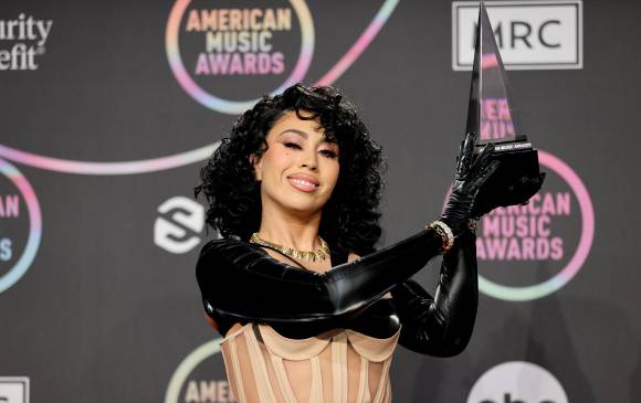 Kali Uchis se convierte en la cuarta colombiana en ganar en estos premios, después de Shakira, J Balvin y Karol G. 