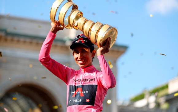 Egan Bernal, cuarto ciclista que gana el Giro luciendo la camiseta rosa de líder y la blanca de mejor joven como lo hicieron Tao Geoghegan Hart (2020), Nairo (2014) y Evgeni Berzin (1994).FOTO Getty