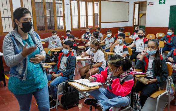 Algunas instituciones optaron por volver de manera escalonada durante esta semana a clases. Fue el caso de la sede primaria de la Institución Educativa Manuel Uribe Ángel, en Envigado. FOTO MANUEL SALDARRIAGA 