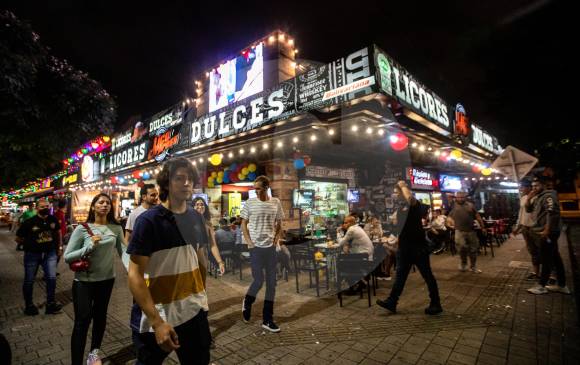 La idea del gobierno nacional es implementar el pasaporte covid en lugares como bares, restaurantes y estadios. FOTO Camilo Suárez