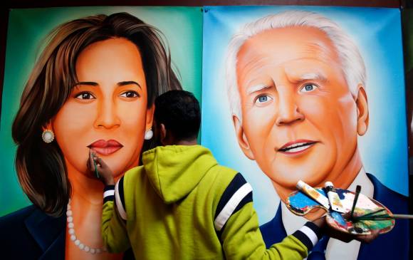 El artista indio Jagjot Singh Rubal da los toques finales a las pinturas que muestran al presidente electo de Estados Unidos, Joe Biden (derecha) y a la vicepresidenta electa Kamala Harris (izquierda) en la víspera de su ceremonia de juramento. Foto EFE