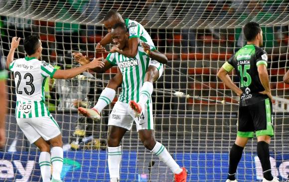 Baldomero Perlaza celebra su gol con Yerson Candelo y Álex Castro. Nacional sigue fuerte. FOTO cortesía Dimayor