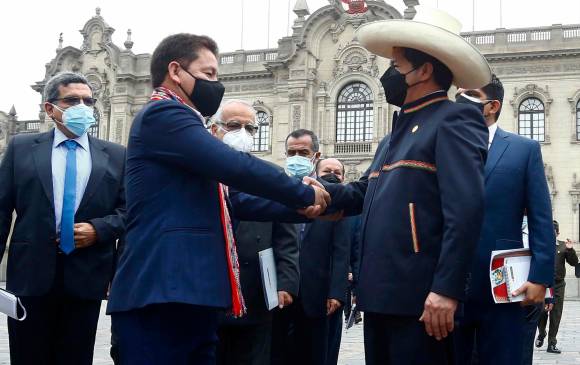 El presidente Pedro Castillo (izq), saludando a su entonces presidente del Consejo de Ministros, Guido Bellido, el 26 de agosto en Lima. Foto: EFE.