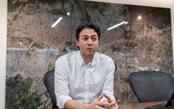 El alcalde Daniel Quintero ha lanzado dardos contra el Grupo Empresarial Antioqueño desde hace un buen tiempo. Sus últimos mensajes solo refuerzan la narrativa que ha impuesto. FOTO cAMILO sUÁREZ