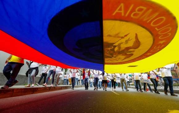 Durante el recorrido, los asistentes entonaron el himno nacional, izaron banderas del país. Foto: Manuel Saldarriaga Quintero.
