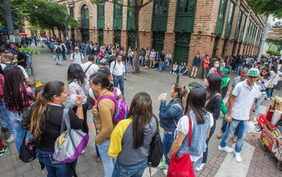 Imagen de las filas de aspirantes a empleos en Medellín. Foto: Julio César Herrera. 
