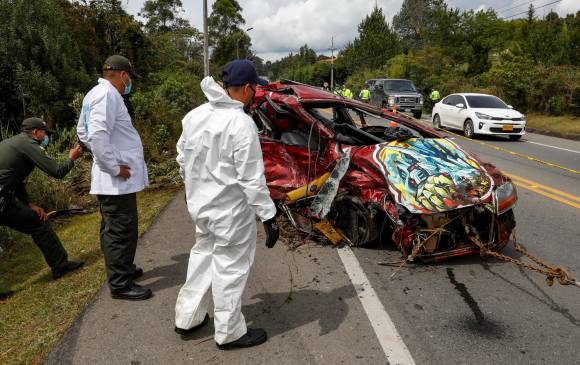 Un vehículo particular y un taxi se chocaron entre Guarne y Rionegro, colisión que dejó como víctimas a ocho personas: cinco fallecieron y tres terminaron heridas. FOTO Manuel Saldarriaga