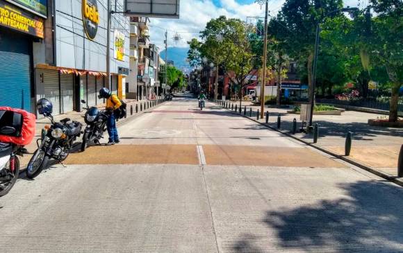 En Itagüí el panorama es de soledad casi absoluta en las diferentes calles y avenida en cumplimiento del toque de queda. FOTO JAIME PÉREZ 